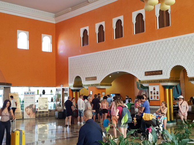 LLEGADA DE TURISTAS AL HOTEL PLAYACALIDA DE ALMUÑECAR HOY