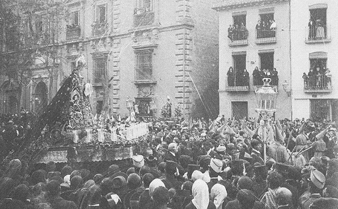 La Virgen de la Soledad y al fondo San Juan en Plaza de Santa Ana