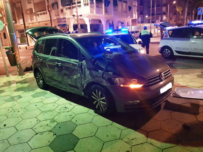 VEHICULO TRAS ESTRELLARSE EN EL CENTRO DE ALMUÑECAR 18