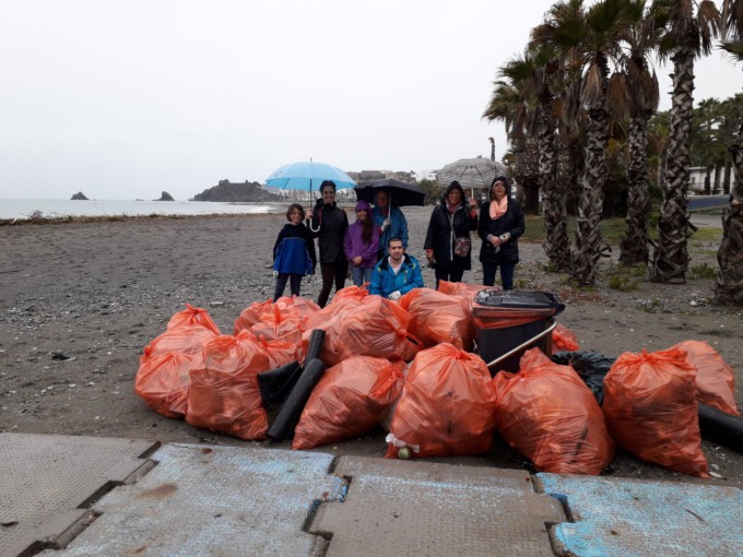 VOLUNTARIOS JUNTO A LOS PLASTICOS Y BASURA RETIRADA DE LA PLAYA 18