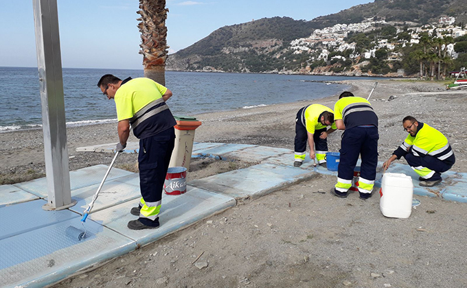 OPERARIO PINTADO PASARELAS PLAYA LA HERRADURA 18