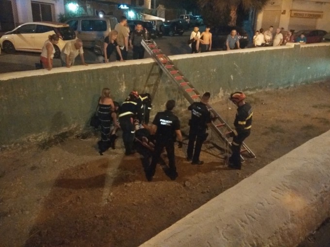 BOMBEROS Y POLICIA EN EL MOMENTO DEL RESCATE EN EL CAUCE RAMBLA ESPINAR LA HERRADURA 18