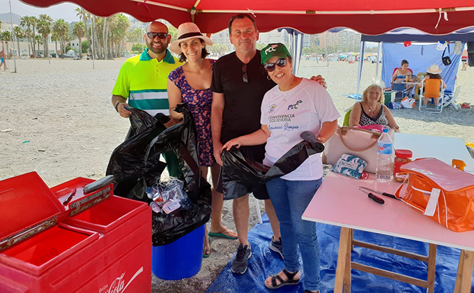 REPARTO DE BOLSAS DE BASURA POR LAS PLAYAS SEIXTANAS 18