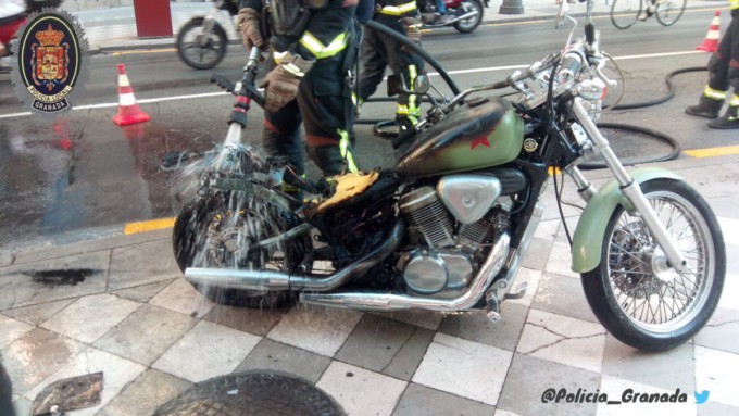 Motocicleta-arde-calle-reyes-católicos