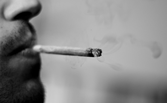 JOVEN-FUMANDO-CANNABIS