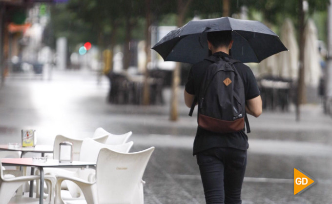 LLUVIA-PARAGUAS-TIEMPO-TORMENTA-GRANADA