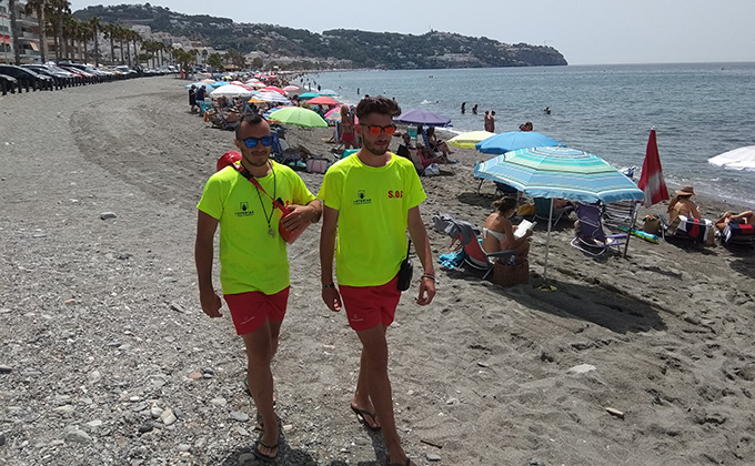 SOCORRISTAS EN LA PLAYA DE LA HERRADURA