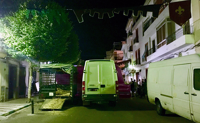 salidas obstruidas en una calle de lanjaron