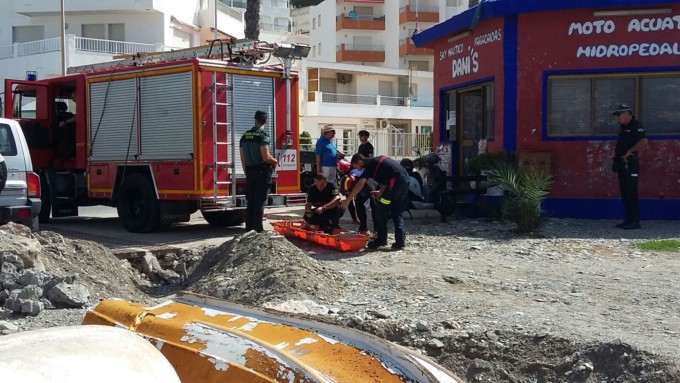 BOMBEROS PREPARAN CAMILLA PARA RESCATE 18