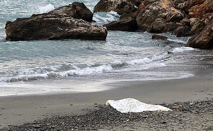 EL CUERPO SOBRE LA ARENA EN LA PLAYA DE LA HERRADURA 18