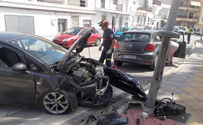 ESTADO EN QUE QUEDO EL VEHICULO TRAS EL CHOQUE CONTRA LA FAROLA 18 (1)