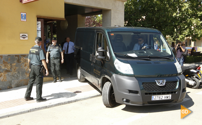 levantamiento del cadaver de la mujer asesinada por violencia de genero en Maracena