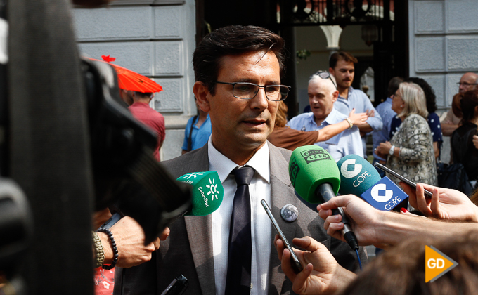 Paco-Francisco-Cuenca-Alcalde-Granada minuto de silencio en el ayuntamiento de Granada por la mujer muerta en Maracena Foto Antonio L Juarez-2622