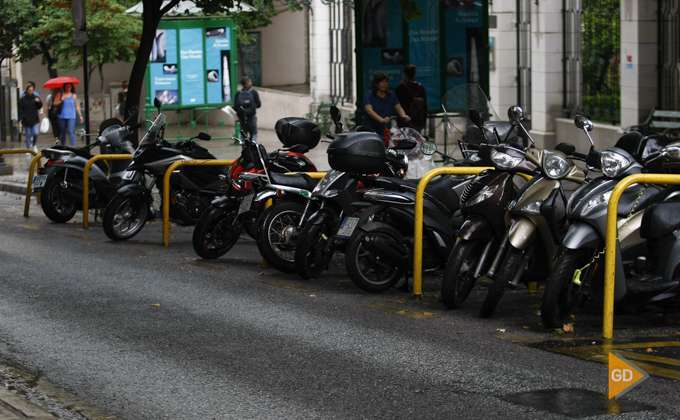 trafico de motos, coches y otros vehiculos por Granada