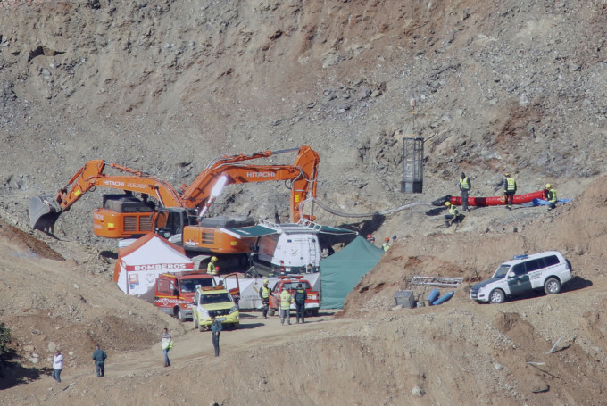 Bomberos y mineros revisan la jaula en la boca del pozo de Totalán