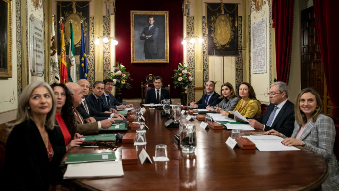 El presidente de la Junta Juanma Moreno preside la primera reunión del nuevo Consejo de Gobierno de la Junta de Andalucía.