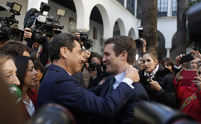 El presidente del PP, Pablo casado felicita a Juanma Moreno.