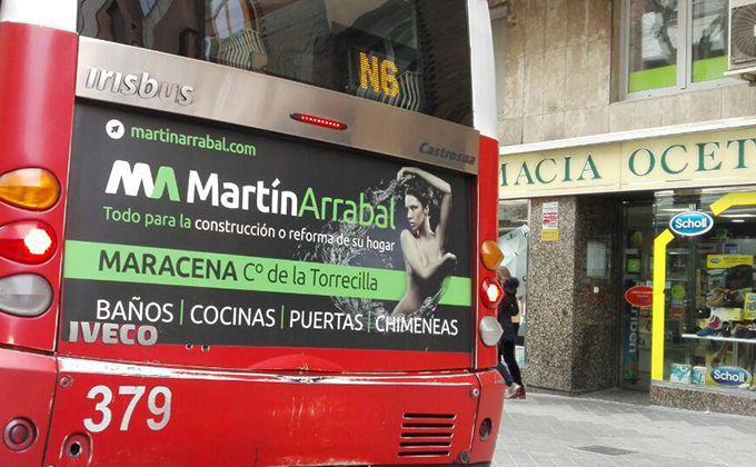 Mujer desnuda bus rober Granada publicidad