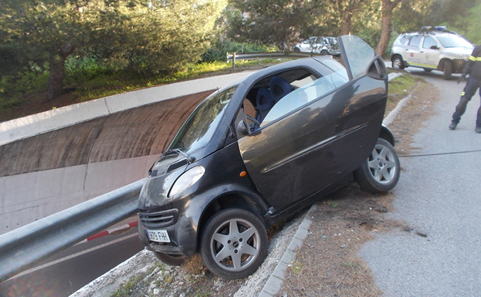 VISTA DEL VEHICULO ACCIDENTADO SOBRE LA VALLA Y CN 340