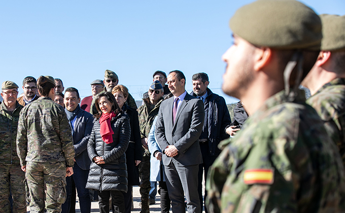 La ministra de Defensa, Margarita Robles, visita el puente instalado por el Ejército de Tierra en Casariche (Sevilla).