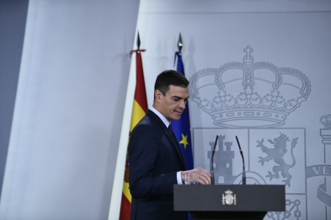 El presidente del Gobierno, Pedro Sánchez, se dirige a realizar una declaración institucional para anunciar la fecha de las próximas elecciones.