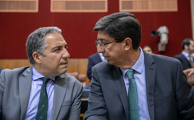 Primera sesión del Pleno del Parlamento andaluz. El vicepresidente de la Junta, Juan Marín (d) y el consejero de la presidencia y portavoz, Elias Bendodo (i).