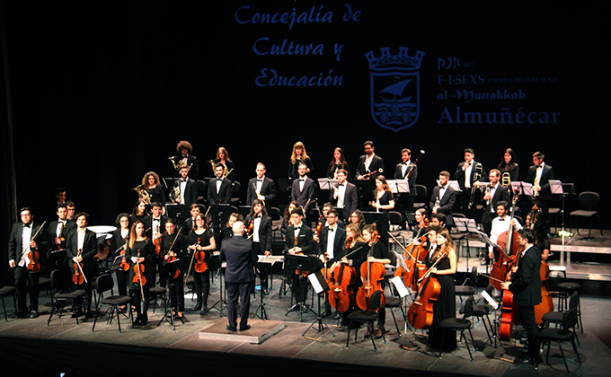 ORQUESTA JOM AGRADECE APLAUSOS PUBLICO 19