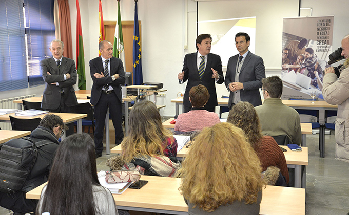 El alcalde clausura el curso teórico del programa Comex de comercio  exterior que impulsan el Ayuntamiento y Bankia