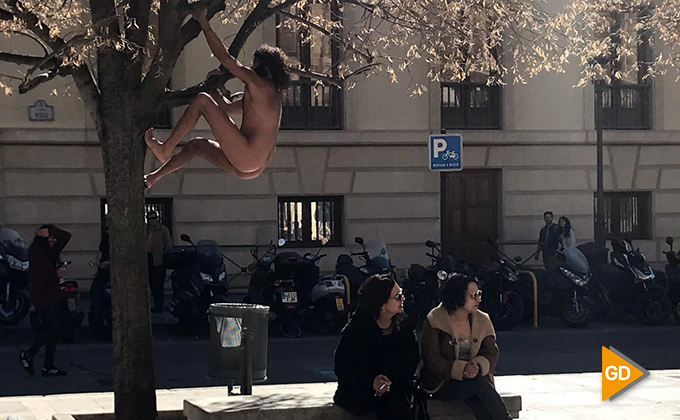 hombre desnudo plaza nueva