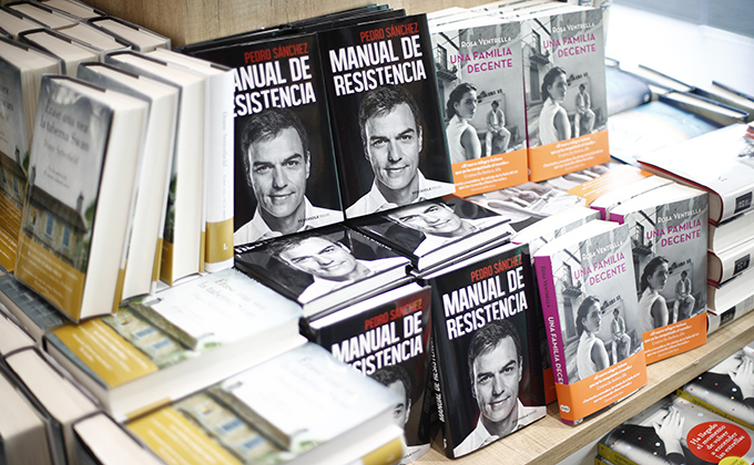 La biografía política 'Manual de Resistencia' escrita por el presidente del Gobierno, Pedro Sánchez, sale a la venta el 19 de febrero de 2019, medio año después de que el presidente accediera al cargo. En la imagen, varios ejemplares del libro coloca