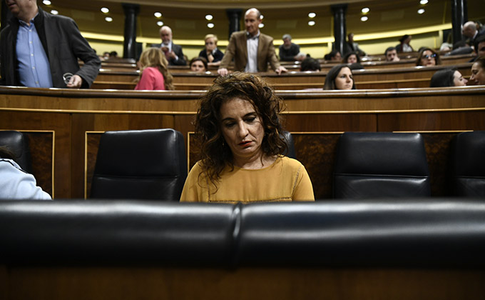 La ministra de Hacienda, María Jesús Montero, sentada en su escaño en el Congreso de los Diputados, durante la segunda jornada del debate de enmiendas a la totalidad del proyecto de Ley de Presupuestos Generales del Estado en el Congreso (PGE).