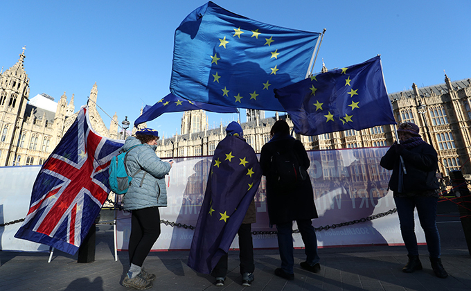 07 February 2019, England, London: Anti-Brexit demonstrators waves flags of the EU outside the Houses of Parliament during a protest as UK Prime Minister Theresa May visits Brussels to meet with European Parliament officials. Photo: Jonathan Brady/PA Wire