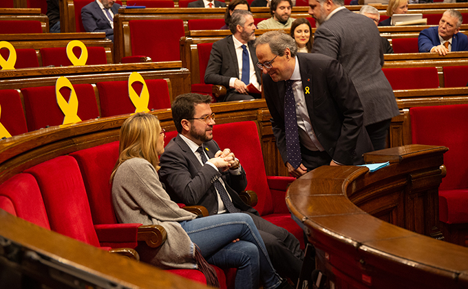 El presidente de la Generalitat, Quim Torra (d) habla con el vicepresidente de la Generalitat, Pere Aragonès, y la consellera de Presidencia, Elsa Atardi, durante un pleno en el Parlament.