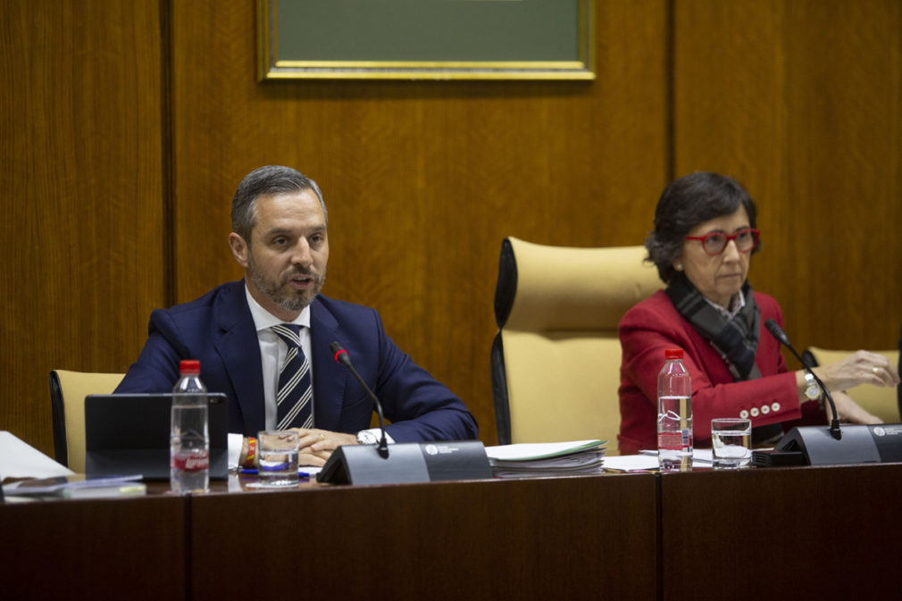 El consejero de Hacienda, Industria y Energía, Juan Bravo,junto la presidenta de la comisión, la ex consejera de Justicia, Rosa Aguilar, en su comparecencia en la comisión parlamentaria.