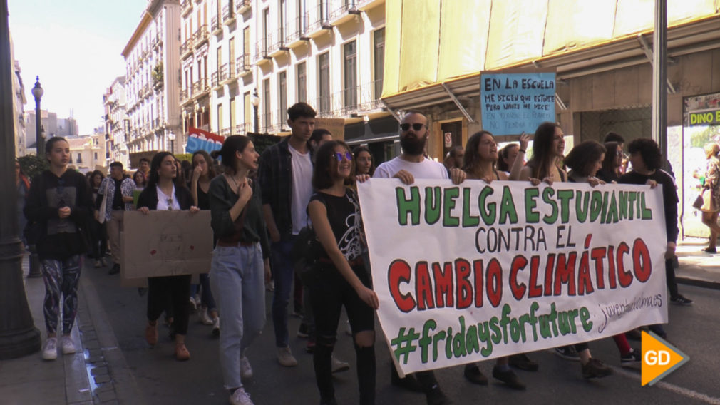 Granada se suma '15-M climático' con una marcha multitudinaria
