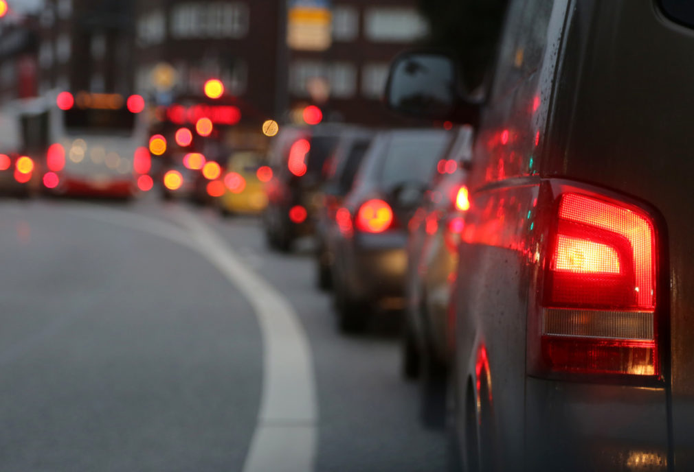 Autos im Stau in der Großstadt