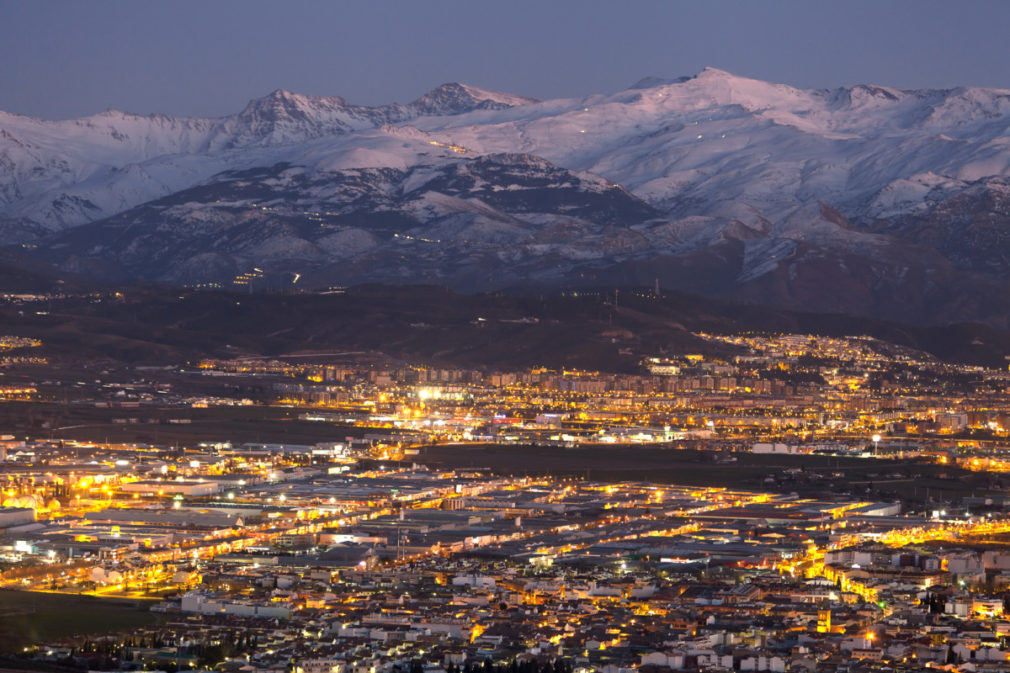 Vista nocturna de la ciudad de Granada, España