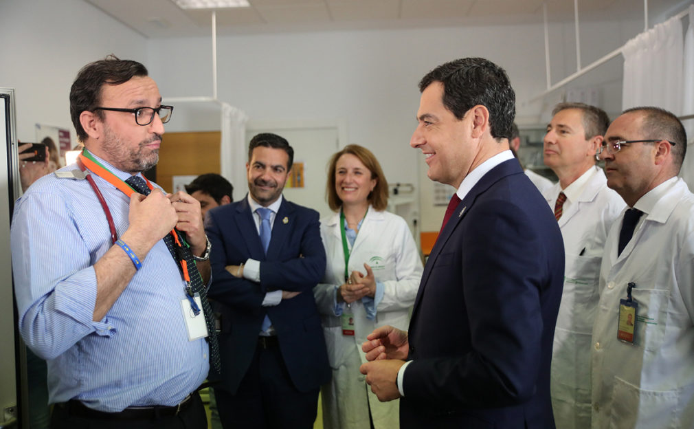 juanma moreno visita hospital de loja