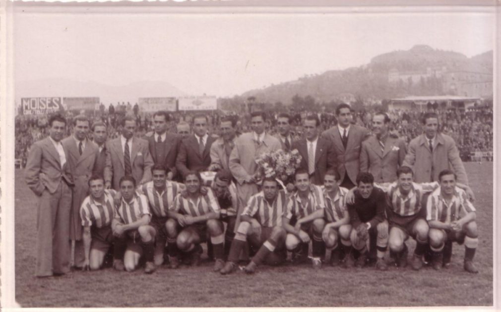 1) Celebración por el ascenso en la previa del Granada-Coruña. Lo que empezó con palmas acabó entre abucheos