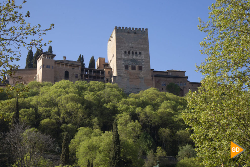 Primavera granada alhambra flores darro paseo tristes plaza nueva turismo buen tiempo