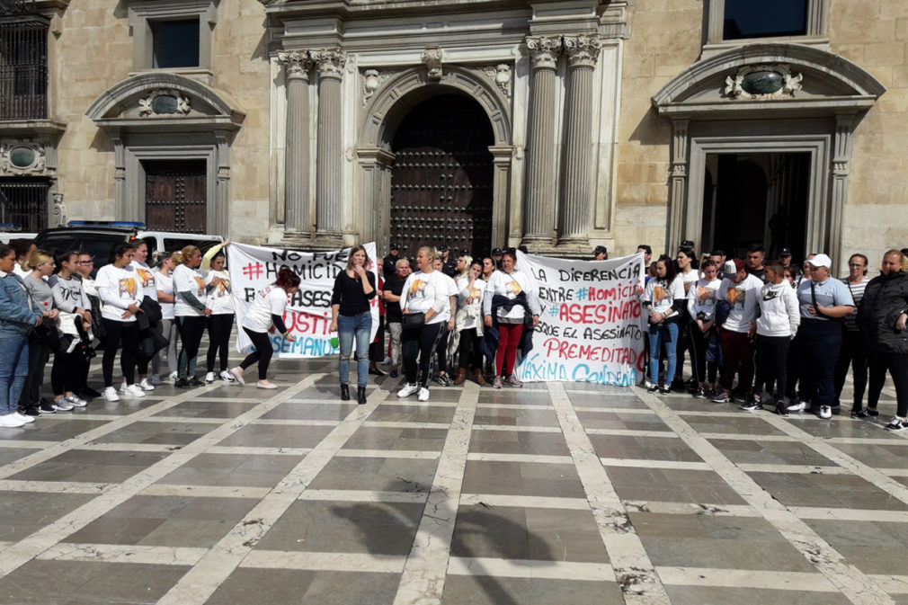 Familiares del fallecido piden justicia a las puertas de la Audiencia de Granada