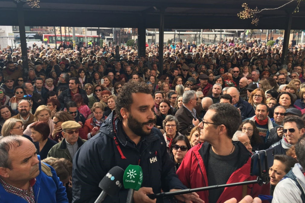 Un millar de personas se concentra ante el Virgen de las Nieves por la situación de los médicos de Urgencias