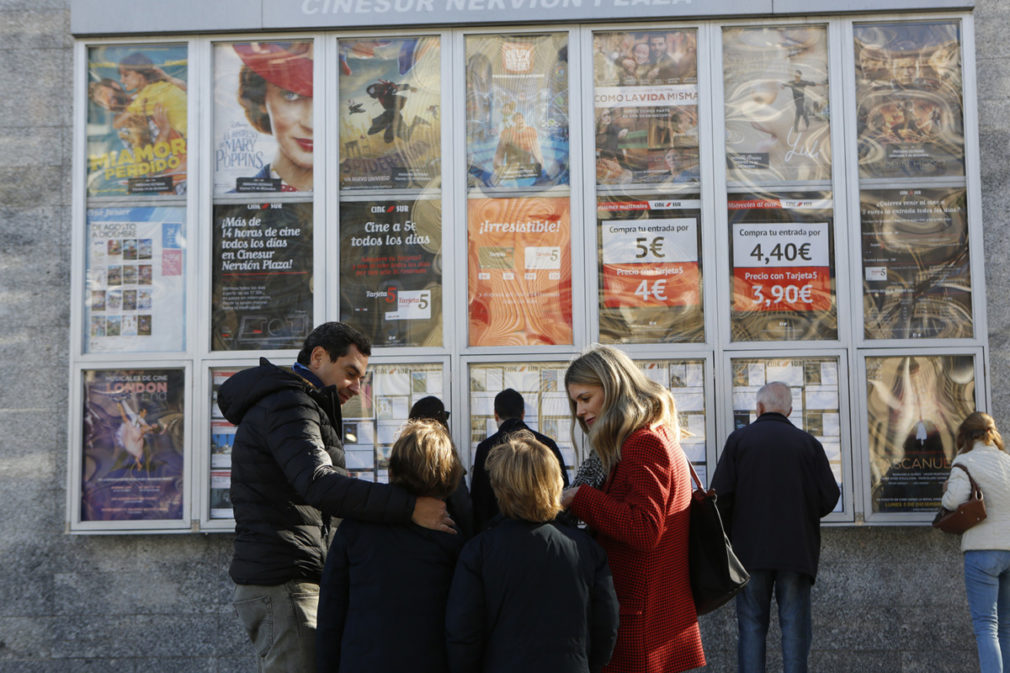 El presidente del PP-A y candidato a la Presidencia de la Junta, Juanma Moreno, dedica el día de reflexión a disfrutar con su familia en el cine. Fotos/Jesús Morón PP