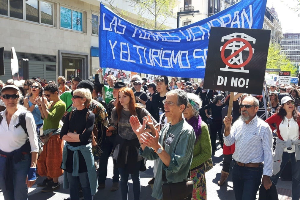 Manifestantes convocados por la plataforma Di no a las torres contra el proyecto de 362 torres de alta tensión y una subestación de Red Eléctrica de España en las comarcas de la Alpujarra Granadina y Valle de Lecrín