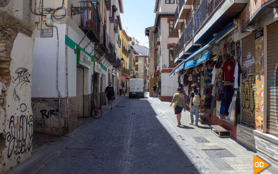 El PSOE pide un plan de acceso para los residentes del Bajo Albaicín afectados por las obras de la calle Elvira