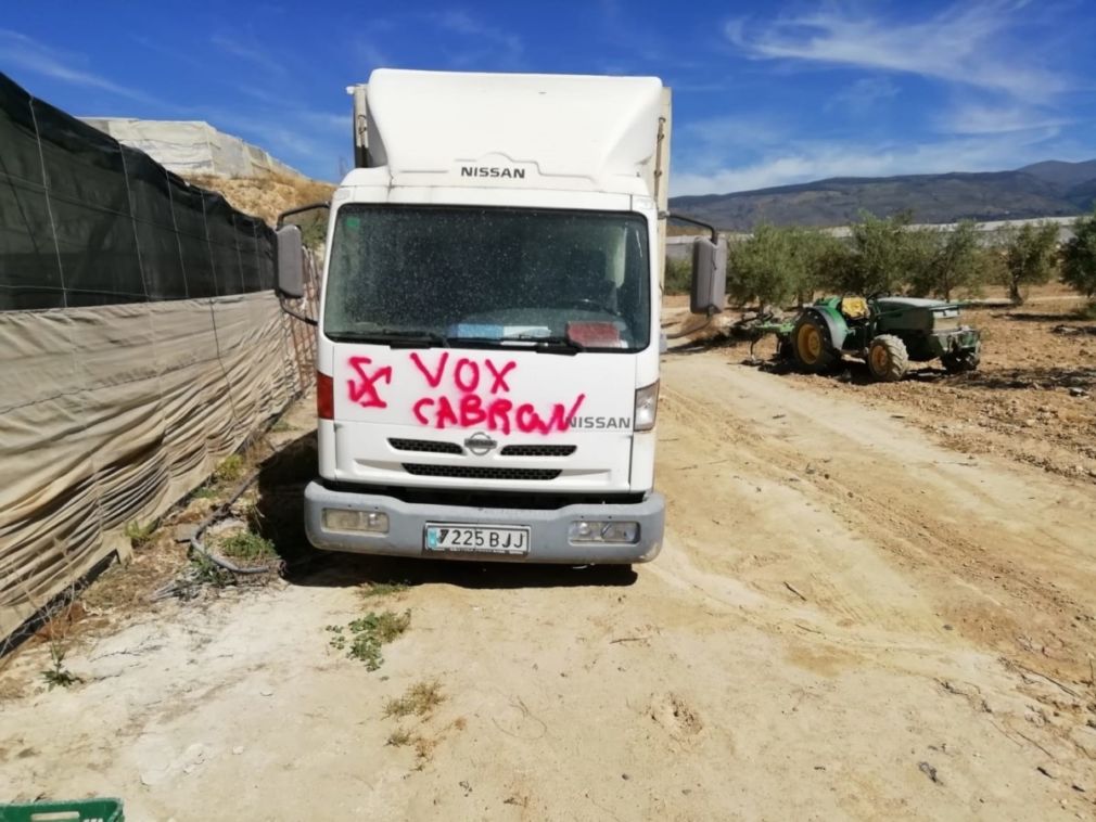 Camión de un candidato de Vox en Ugíjar con pintadas