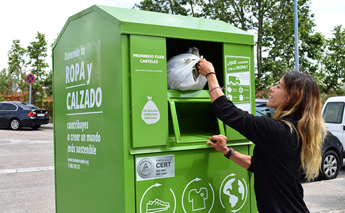 añadir bulto Salón de clases Llega el frío y el cambio de armario: dónde reciclar tu ropa usada en  Granada