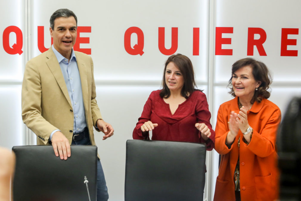 (I-D) El secretario general del PSOE y presidente del Gobierno, Pedro Sánchez;  la vicesecretaria general del PSOE, Andriana Lastra; y la vicepresidenta del Gobierno, Carmen Calvo durante la Comisión Ejecutiva Federal del PSOE.