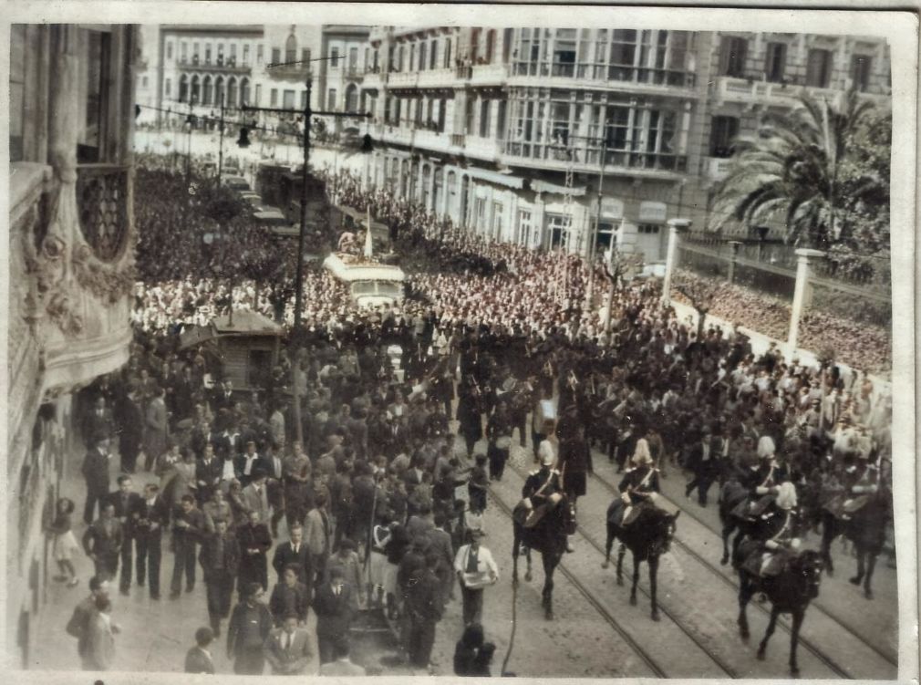 1) El ómnibus del Granada en la Gran Vía entre una alegre multitud. 9 de abril de 1941
