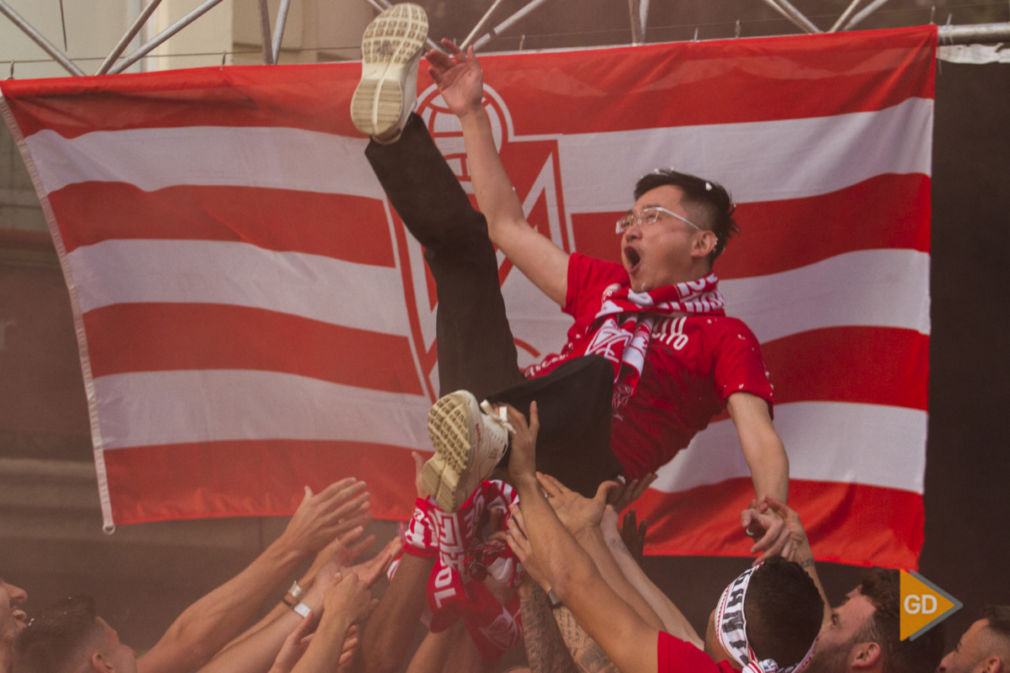 Celebración del ascenso del Granada CF a Primera División en la fuente de las Batallas y el Ayuntamiento de Granada